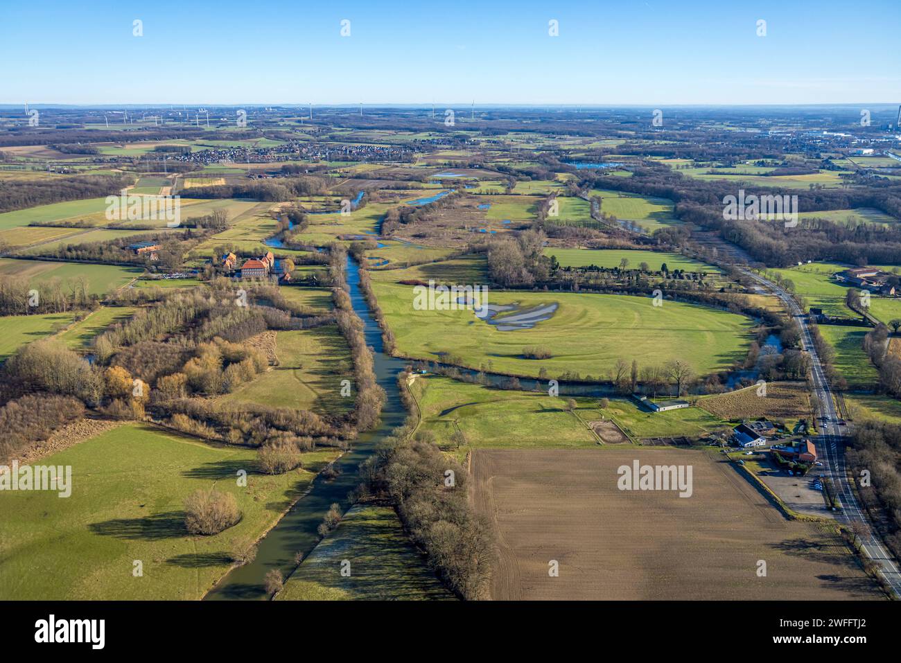 Luftbild der Lippeauen nahe Schloss Oberwerries mit Lippemäander nach dem Hochwasser, Natrschutzgebiet Mühlenlaar, Uentrop, Hamm, Ruhrgebiet, Nordrhein-Westfalen, Deutschland ACHTUNGxMINDESTHONORARx60xEURO *** Vista aerea delle pianure alluvionali di Lippe vicino al castello di Oberwerries con il meandro di Lippe dopo l'alluvione, riserva naturale di Mühlenlaar, Uentrop, Hamm, zona della Ruhr, Renania settentrionale-Vestfalia, Germania ATTENTIONxMINDESTHONORARx60xEURO Foto Stock