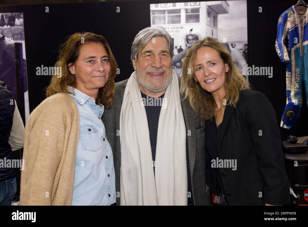 Parigi, Francia. 30 gennaio 2024. Stephanie Huet, Press Relation Project Manager presso Pernod Ricard, Jean-Pierre Castaldi e Aude Monneret parteciperanno alla serata di anteprima del Retromobile Show il 30 gennaio 2024 a Parigi, in Francia. La fiera Rétromobile aprirà le sue porte dal 31 gennaio al 4 febbraio 2024, porte de versailles a Parigi, in Francia. Credito: Bernard Menigault / Alamy Live News Foto Stock