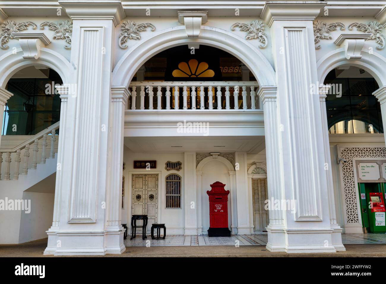 Vista dettagliata della Kasikorn Bank in Phang-Nga Road, nella zona della città Vecchia di Phuket, Thailandia, costruita nel tradizionale stile sino-portoghese locale Foto Stock