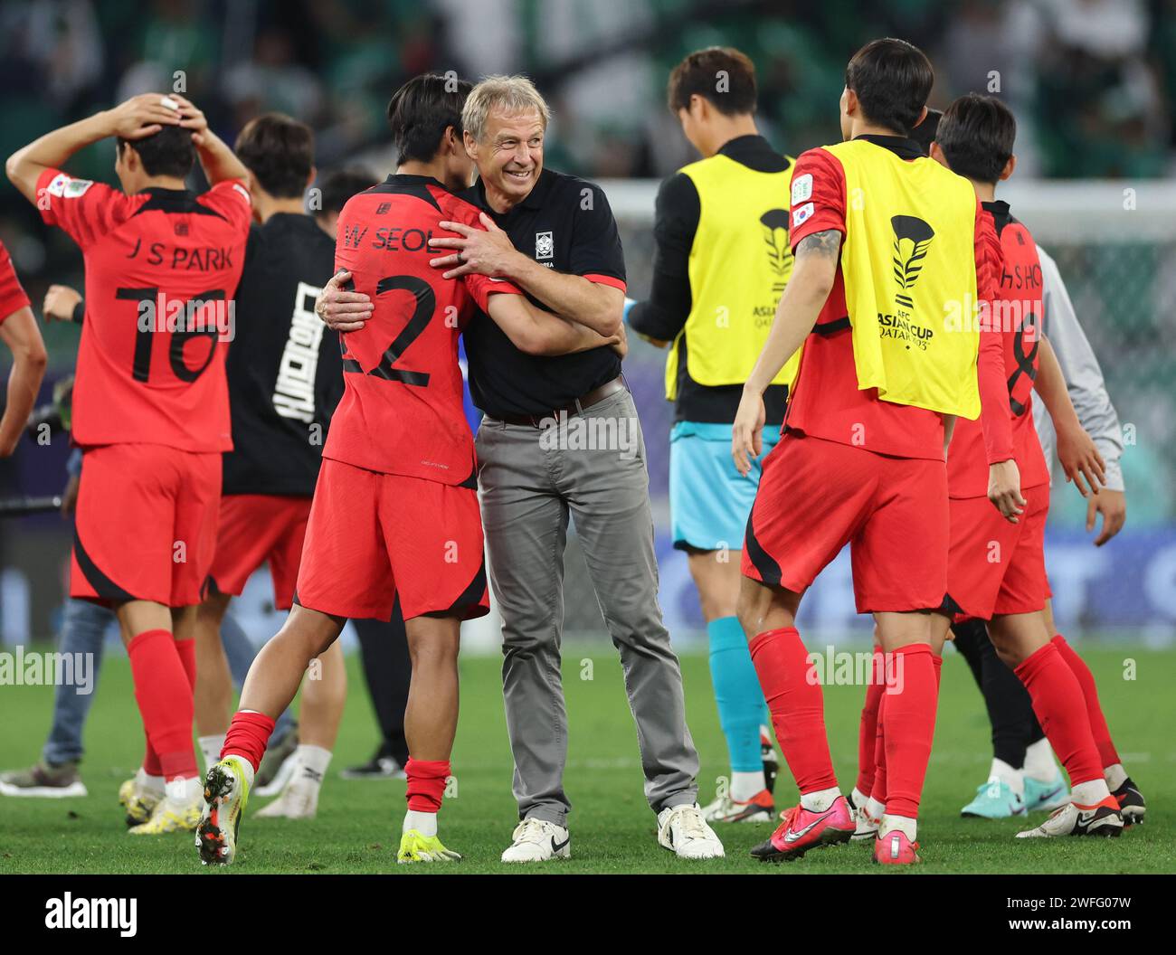 Doha, Qatar. 30 gennaio 2024. Il capo-allenatore della Corea del Sud Jurgen Klinsmann (C) si abbraccia con Seol Young-Woo dopo aver vinto il round dei 16 match tra Arabia Saudita e Corea del Sud alla AFC Asian Cup Qatar 2023 a Doha, Qatar, 30 gennaio 2024. Crediti: Jia Haocheng/Xinhua/Alamy Live News Foto Stock