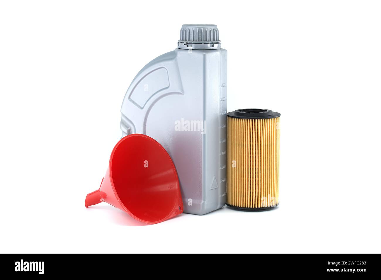 Contenitore in plastica dell'olio motore, filtro dell'olio giallo e nero e imbuto in plastica rosso, preparazione per la manutenzione del veicolo, olio e filtro Foto Stock