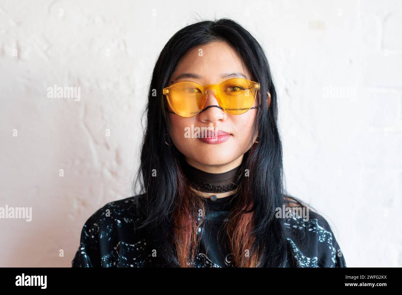 Berlino, Germania. 29 gennaio 2024. Rania Kim, musicista, siede in uno studio ai Riverside Studios di Berlino a Kreuzberg. (A dpa "come l'intelligenza artificiale sta cambiando il mondo della musica") credito: Carsten Koall/dpa/Alamy Live News Foto Stock