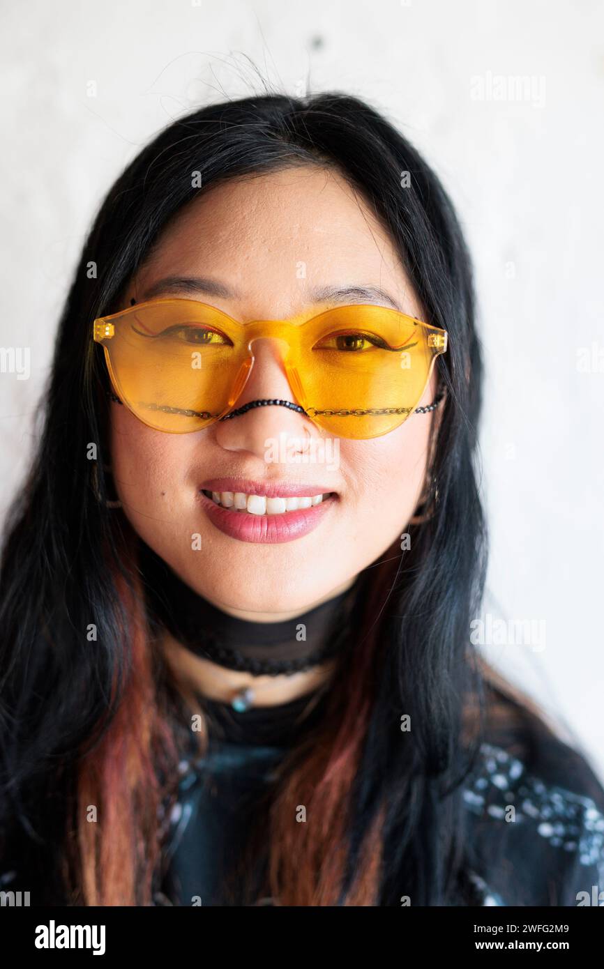 Berlino, Germania. 29 gennaio 2024. Rania Kim, musicista, siede in uno studio ai Riverside Studios di Berlino a Kreuzberg. (A dpa "come l'intelligenza artificiale sta cambiando il mondo della musica") credito: Carsten Koall/dpa/Alamy Live News Foto Stock