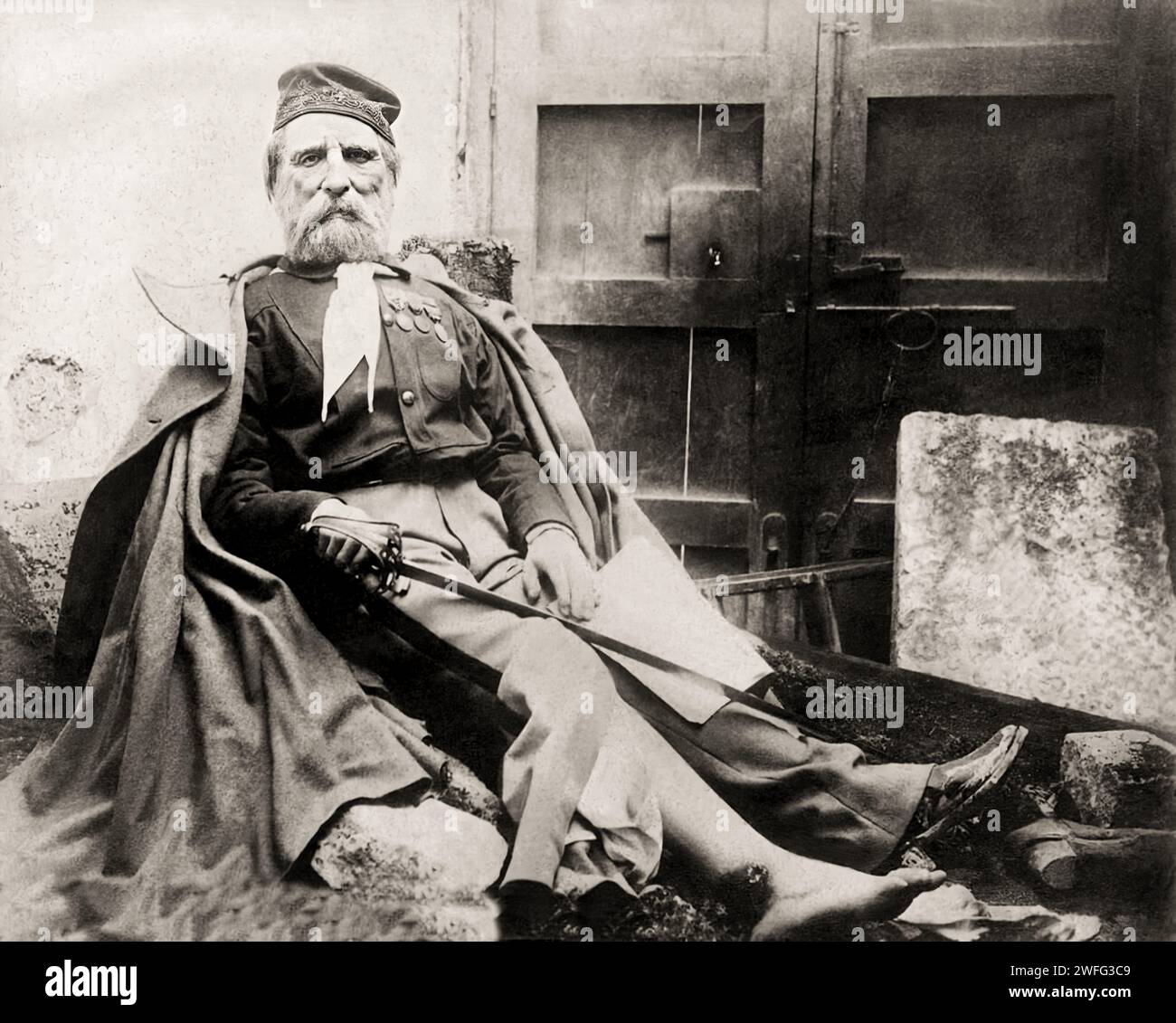 1872 c. , ITALIA : l'eroe militare italiano generale GIUSEPPE GARIBALDI ( 1807 - 1882 ), con gamba ferita ad Aspromonte ( Calabria ) durante la battaglia del 29 agosto 1862 , questa foto È STATA SCATTATA DOPO PIÙ ANNI ( possibili 10 anni dopo per l'anniversario della battaglia, perché Garibaldi sembra troppo più vecchio che nel 1862 ) . Fotografo sconosciuto. - POLITICO - POLITICA - POLITIC - Unità d'Italia - RISORGIMENTO - ITALIA - FOTO STORICHE - STORIA - barba - ferita - ferito alla gamba destra - medaglie - spada - cappello - cappello - cappello - divisa militare - uniforme militare - - - - Archivi Foto Stock 1872 c. , ITALIA : l'eroe militare italiano generale GIUSEPPE GARIBALDI ( 1807 - 1882 ), con gamba ferita ad Aspromonte ( Calabria ) durante la battaglia del 29 agosto 1862 , questa foto È STATA SCATTATA DOPO PIÙ ANNI ( possibili 10 anni dopo per l'anniversario della battaglia, perché Garibaldi sembra troppo più vecchio che nel 1862 ) . Fotografo sconosciuto. - POLITICO - POLITICA - POLITIC - Unità d'Italia - RISORGIMENTO - ITALIA - FOTO STORICHE - STORIA - barba - ferita - ferito alla gamba destra - medaglie - spada - cappello - cappello - cappello - divisa militare - uniforme militare - - - - Archivi Foto Stock