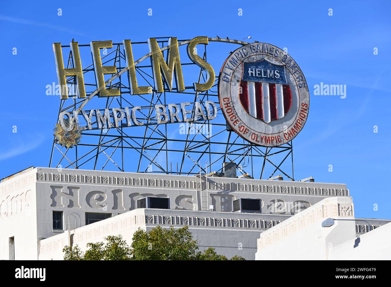 CULVER CITY, CALIFORNIA - 28 GENNAIO 2023: Insegna Helms Olympic Bread in cima allo storico edificio della panetteria su Venice Boulevard. Foto Stock