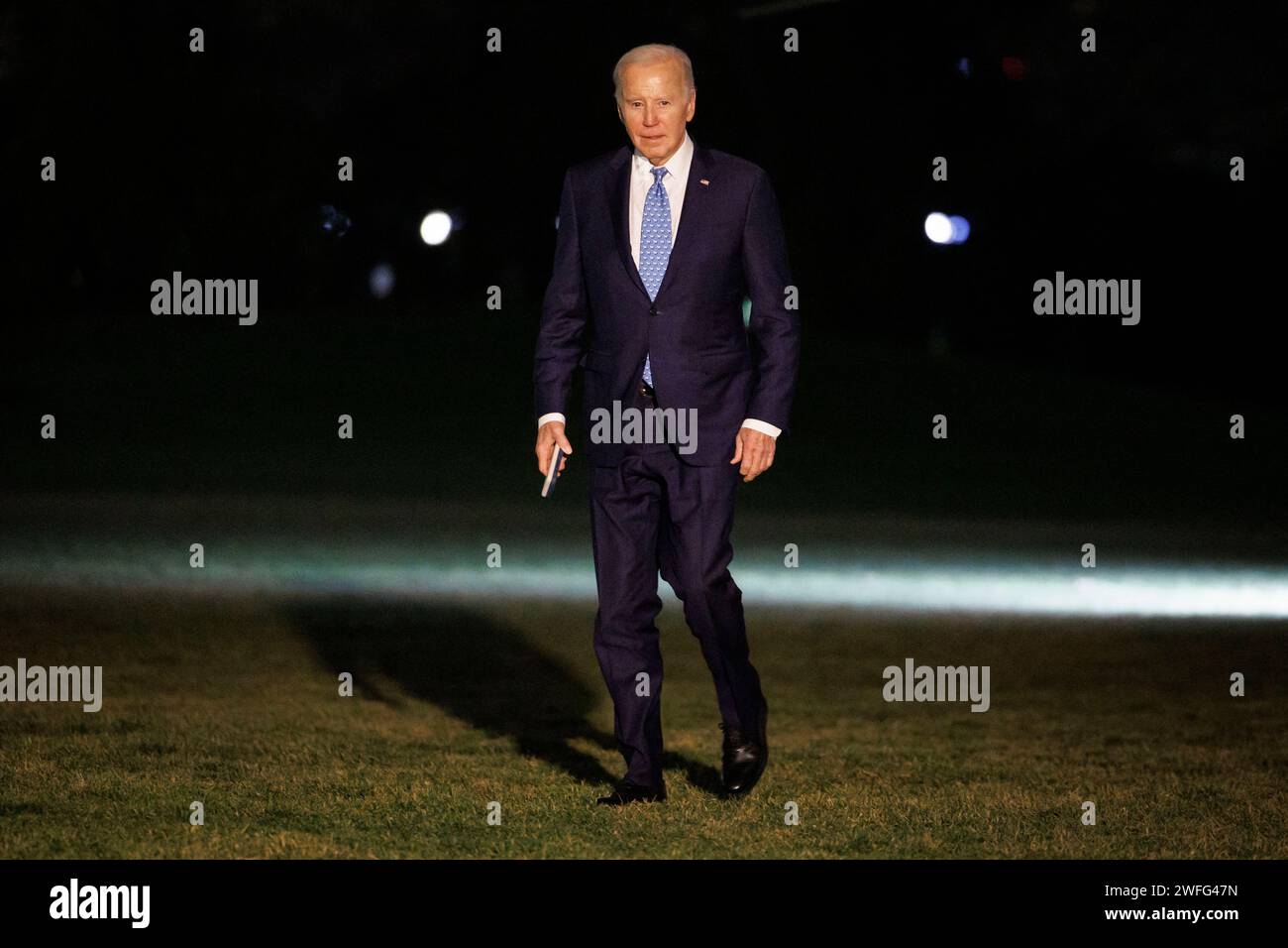 Washington, Stati Uniti. 30 gennaio 2024. Il presidente DEGLI STATI UNITI Joe Biden cammina sul South Lawn della Casa Bianca dopo essere arrivato su Marine One a Washington, DC, negli Stati Uniti, martedì 30 gennaio, 2024. Biden ha detto ai donatori della campagna elettorale durante un’attività di raccolta fondi per la rielezione in Florida martedì “dobbiamo mantenere la Casa Bianca” perché altrimenti Donald Trump potrebbe tornare in carica e emanare un divieto nazionale di aborto, ripristinare i programmi di assistenza sanitaria e utilizzare la minaccia della violenza politica per minare le istituzioni democratiche americane. Foto di Ting Shen/Pool/ABACAPRESS.COM credito: Abaca Press/Alamy Live News Foto Stock