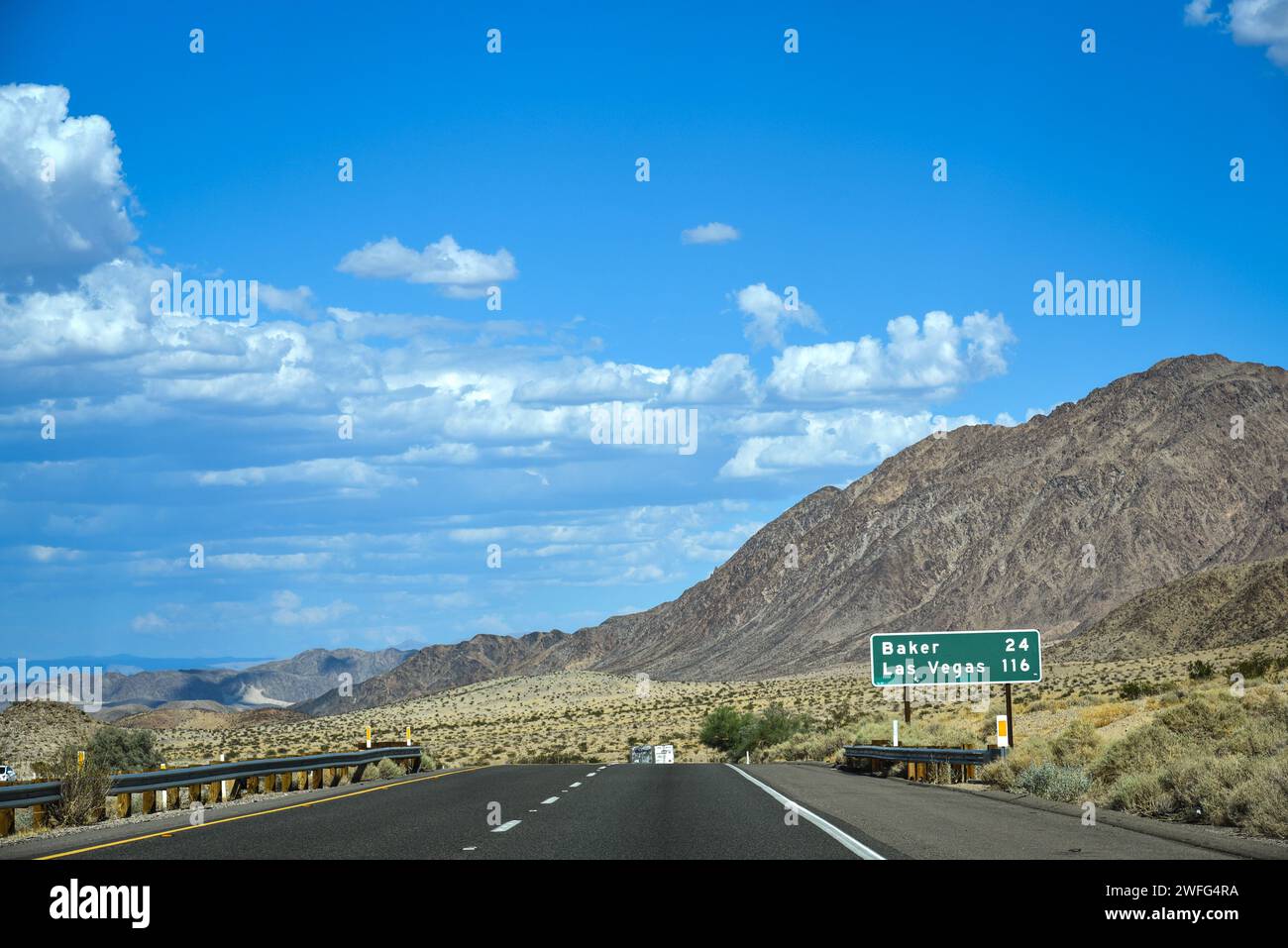 Guida sull'Interstate 15 vicino a Baker in rotta per Las Vegas - California, Stati Uniti Foto Stock