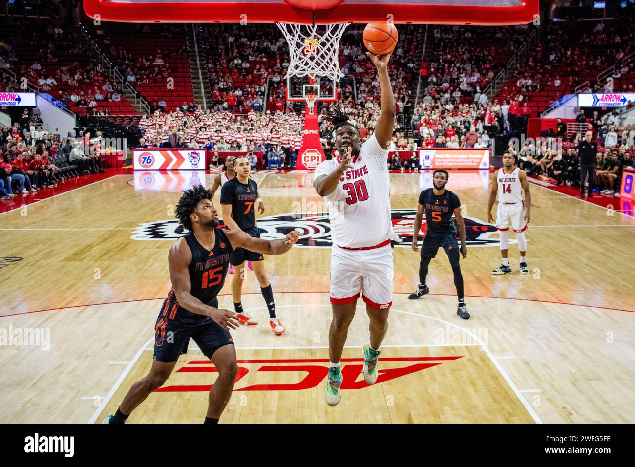 30 gennaio 2024: NC State Wolfpack Forward DJ Burns Jr. (30) spara contro i Miami (FL) Hurricanes nella partita di pallacanestro ACC alla PNC Arena di Raleigh, NC. (Scott Kinser/CSM) Foto Stock