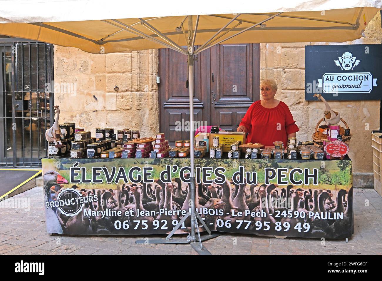 Bancarella al mercato del sabato che vende vari prodotti locali a Sarlat in Francia Foto Stock