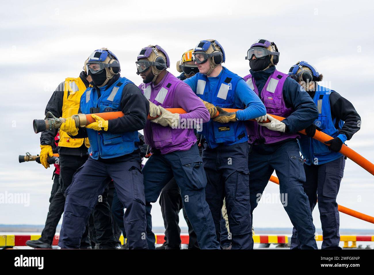 Norfolk, Virginia, USA. 19 gennaio 2024. Le barcaie dell'aviazione accompagnano un tubo durante l'addestramento antincendio dell'aviazione sul ponte di volo a bordo della nave d'assalto anfibia USS Wasp (LHD 1), gennaio. 19, 2024. Il WASP si trova nella Naval Station Norfolk e sta effettuando un periodo di disponibilità per la manutenzione programmata. (Immagine di credito: © U.S. Navy/ZUMA Press Wire) SOLO USO EDITORIALE! Non per USO commerciale! Foto Stock