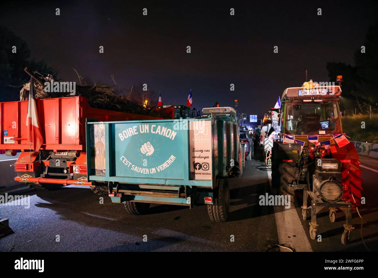 Marsiglia, Francia. 30 gennaio 2024. © PHOTOPQR/LA PROVENCE/Gilles Bader ; Marsiglia ; 30/01/2024 ; nuit avec les Agricteurs sur l A51 Marsiglia; 01/30/2024; l'autostrada A51 rimane bloccata in entrambe le direzioni allo svincolo con l'autostrada A8. Gli agricoltori continuano le loro azioni di protesta. Foto: Di notte con i contadini sull'autostrada A51. Credito: MAXPPP/Alamy Live News Foto Stock