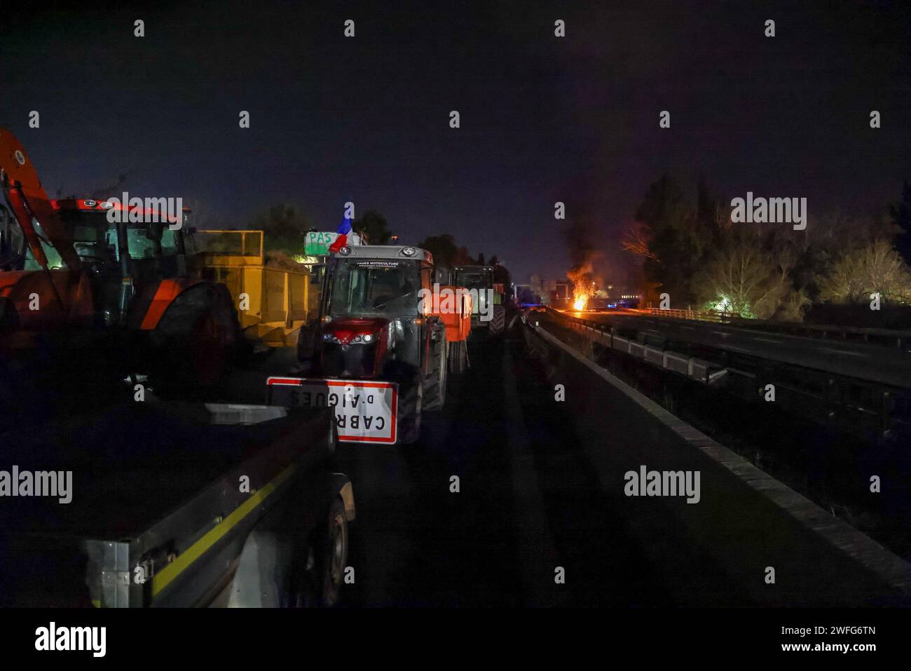 Marsiglia, Francia. 30 gennaio 2024. © PHOTOPQR/LA PROVENCE/Gilles Bader ; Marsiglia ; 30/01/2024 ; nuit avec les Agricteurs sur l A51 Marsiglia; 01/30/2024; l'autostrada A51 rimane bloccata in entrambe le direzioni allo svincolo con l'autostrada A8. Gli agricoltori continuano le loro azioni di protesta. Foto: Di notte con i contadini sull'autostrada A51. Credito: MAXPPP/Alamy Live News Foto Stock