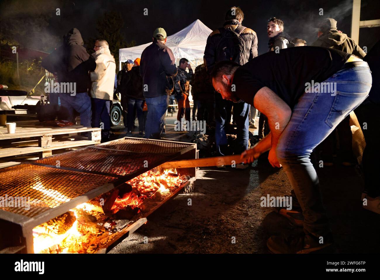 Marsiglia, Francia. 30 gennaio 2024. © PHOTOPQR/LA PROVENCE/Gilles Bader ; Marsiglia ; 30/01/2024 ; nuit avec les Agricteurs sur l A51 Marsiglia; 01/30/2024; l'autostrada A51 rimane bloccata in entrambe le direzioni allo svincolo con l'autostrada A8. Gli agricoltori continuano le loro azioni di protesta. Foto: Di notte con i contadini sull'autostrada A51. Credito: MAXPPP/Alamy Live News Foto Stock