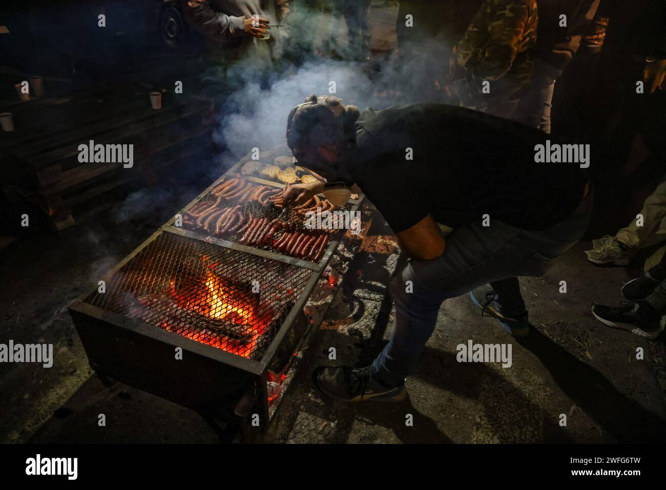 Marsiglia, Francia. 30 gennaio 2024. © PHOTOPQR/LA PROVENCE/Gilles Bader ; Marsiglia ; 30/01/2024 ; nuit avec les Agricteurs sur l A51 Marsiglia; 01/30/2024; l'autostrada A51 rimane bloccata in entrambe le direzioni allo svincolo con l'autostrada A8. Gli agricoltori continuano le loro azioni di protesta. Foto: Di notte con i contadini sull'autostrada A51. Credito: MAXPPP/Alamy Live News Foto Stock