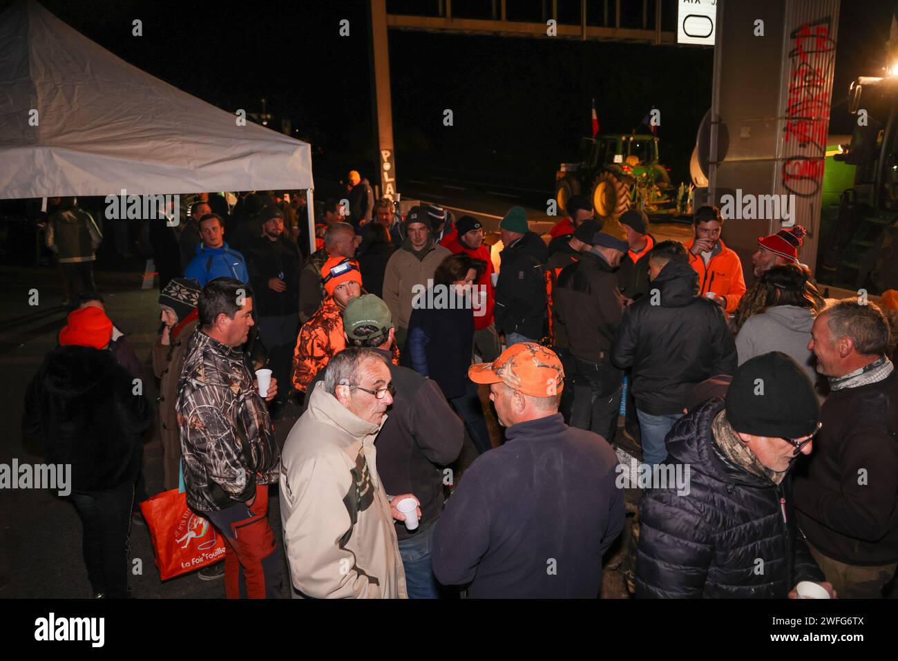 Marsiglia, Francia. 30 gennaio 2024. © PHOTOPQR/LA PROVENCE/Gilles Bader ; Marsiglia ; 30/01/2024 ; nuit avec les Agricteurs sur l A51 Marsiglia; 01/30/2024; l'autostrada A51 rimane bloccata in entrambe le direzioni allo svincolo con l'autostrada A8. Gli agricoltori continuano le loro azioni di protesta. Foto: Di notte con i contadini sull'autostrada A51. Credito: MAXPPP/Alamy Live News Foto Stock