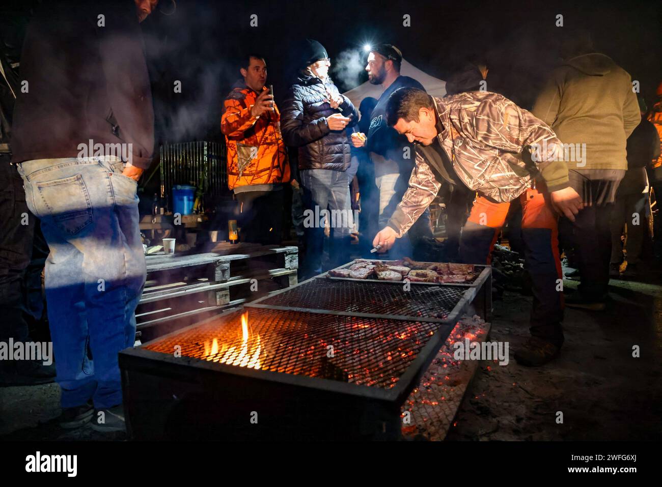 Marsiglia, Francia. 30 gennaio 2024. © PHOTOPQR/LA PROVENCE/Gilles Bader ; Marsiglia ; 30/01/2024 ; nuit avec les Agricteurs sur l A51 Marsiglia; 01/30/2024; l'autostrada A51 rimane bloccata in entrambe le direzioni allo svincolo con l'autostrada A8. Gli agricoltori continuano le loro azioni di protesta. Foto: Di notte con i contadini sull'autostrada A51. Credito: MAXPPP/Alamy Live News Foto Stock