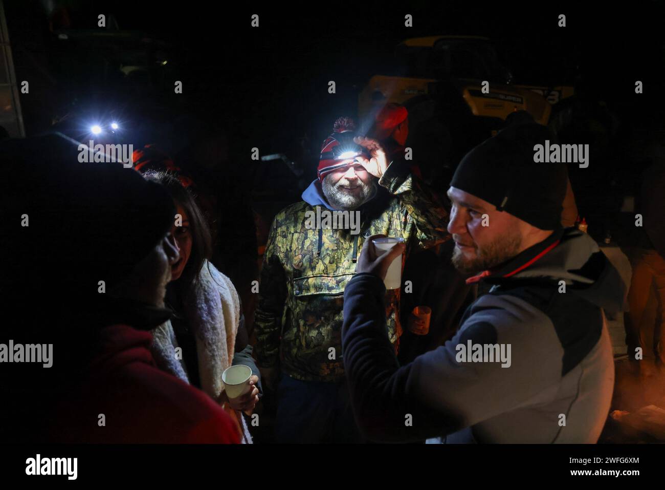 Marsiglia, Francia. 30 gennaio 2024. © PHOTOPQR/LA PROVENCE/Gilles Bader ; Marsiglia ; 30/01/2024 ; nuit avec les Agricteurs sur l A51 Marsiglia; 01/30/2024; l'autostrada A51 rimane bloccata in entrambe le direzioni allo svincolo con l'autostrada A8. Gli agricoltori continuano le loro azioni di protesta. Foto: Di notte con i contadini sull'autostrada A51. Credito: MAXPPP/Alamy Live News Foto Stock