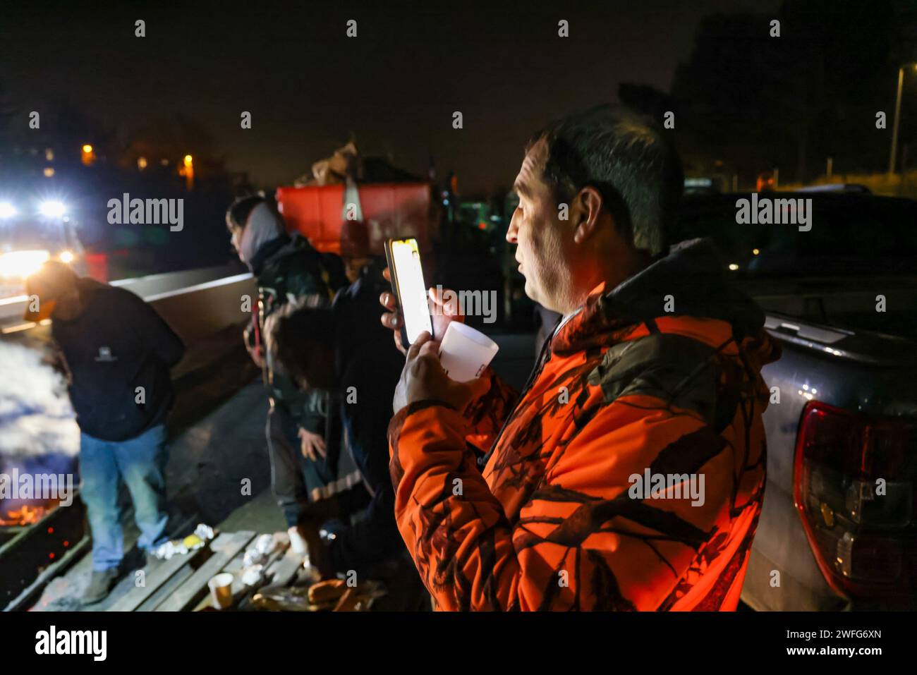 Marsiglia, Francia. 30 gennaio 2024. © PHOTOPQR/LA PROVENCE/Gilles Bader ; Marsiglia ; 30/01/2024 ; nuit avec les Agricteurs sur l A51 Marsiglia; 01/30/2024; l'autostrada A51 rimane bloccata in entrambe le direzioni allo svincolo con l'autostrada A8. Gli agricoltori continuano le loro azioni di protesta. Foto: Di notte con i contadini sull'autostrada A51. Credito: MAXPPP/Alamy Live News Foto Stock