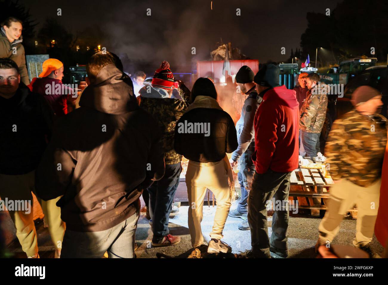 Marsiglia, Francia. 30 gennaio 2024. © PHOTOPQR/LA PROVENCE/Gilles Bader ; Marsiglia ; 30/01/2024 ; nuit avec les Agricteurs sur l A51 Marsiglia; 01/30/2024; l'autostrada A51 rimane bloccata in entrambe le direzioni allo svincolo con l'autostrada A8. Gli agricoltori continuano le loro azioni di protesta. Foto: Di notte con i contadini sull'autostrada A51. Credito: MAXPPP/Alamy Live News Foto Stock