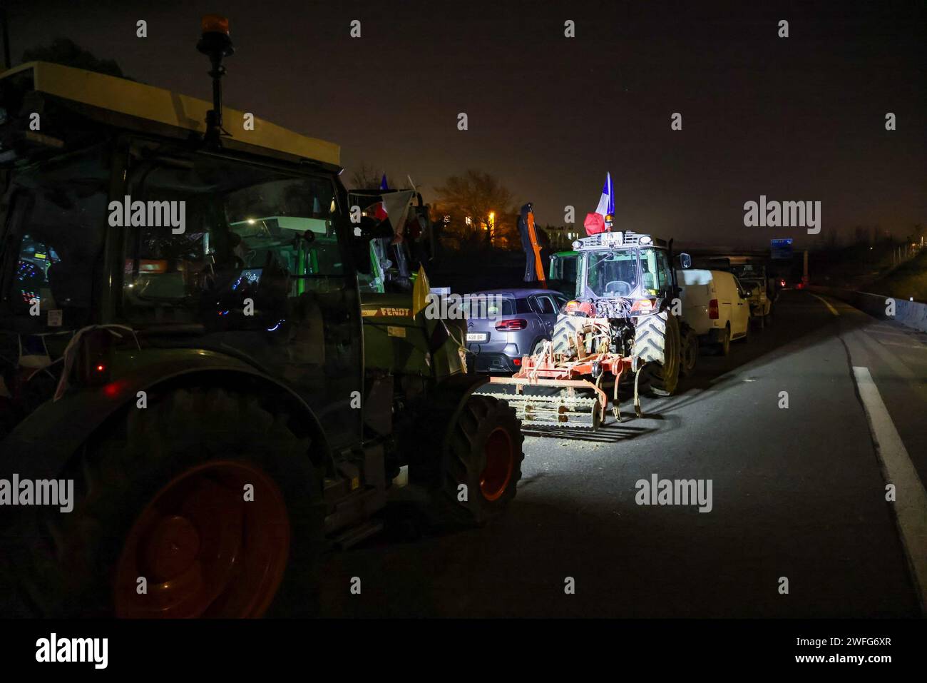 Marsiglia, Francia. 30 gennaio 2024. © PHOTOPQR/LA PROVENCE/Gilles Bader ; Marsiglia ; 30/01/2024 ; nuit avec les Agricteurs sur l A51 Marsiglia; 01/30/2024; l'autostrada A51 rimane bloccata in entrambe le direzioni allo svincolo con l'autostrada A8. Gli agricoltori continuano le loro azioni di protesta. Foto: Di notte con i contadini sull'autostrada A51. Credito: MAXPPP/Alamy Live News Foto Stock