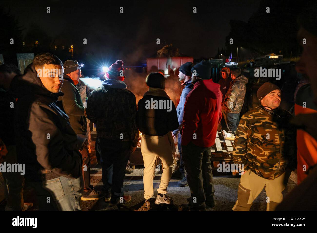 Marsiglia, Francia. 30 gennaio 2024. © PHOTOPQR/LA PROVENCE/Gilles Bader ; Marsiglia ; 30/01/2024 ; nuit avec les Agricteurs sur l A51 Marsiglia; 01/30/2024; l'autostrada A51 rimane bloccata in entrambe le direzioni allo svincolo con l'autostrada A8. Gli agricoltori continuano le loro azioni di protesta. Foto: Di notte con i contadini sull'autostrada A51. Credito: MAXPPP/Alamy Live News Foto Stock