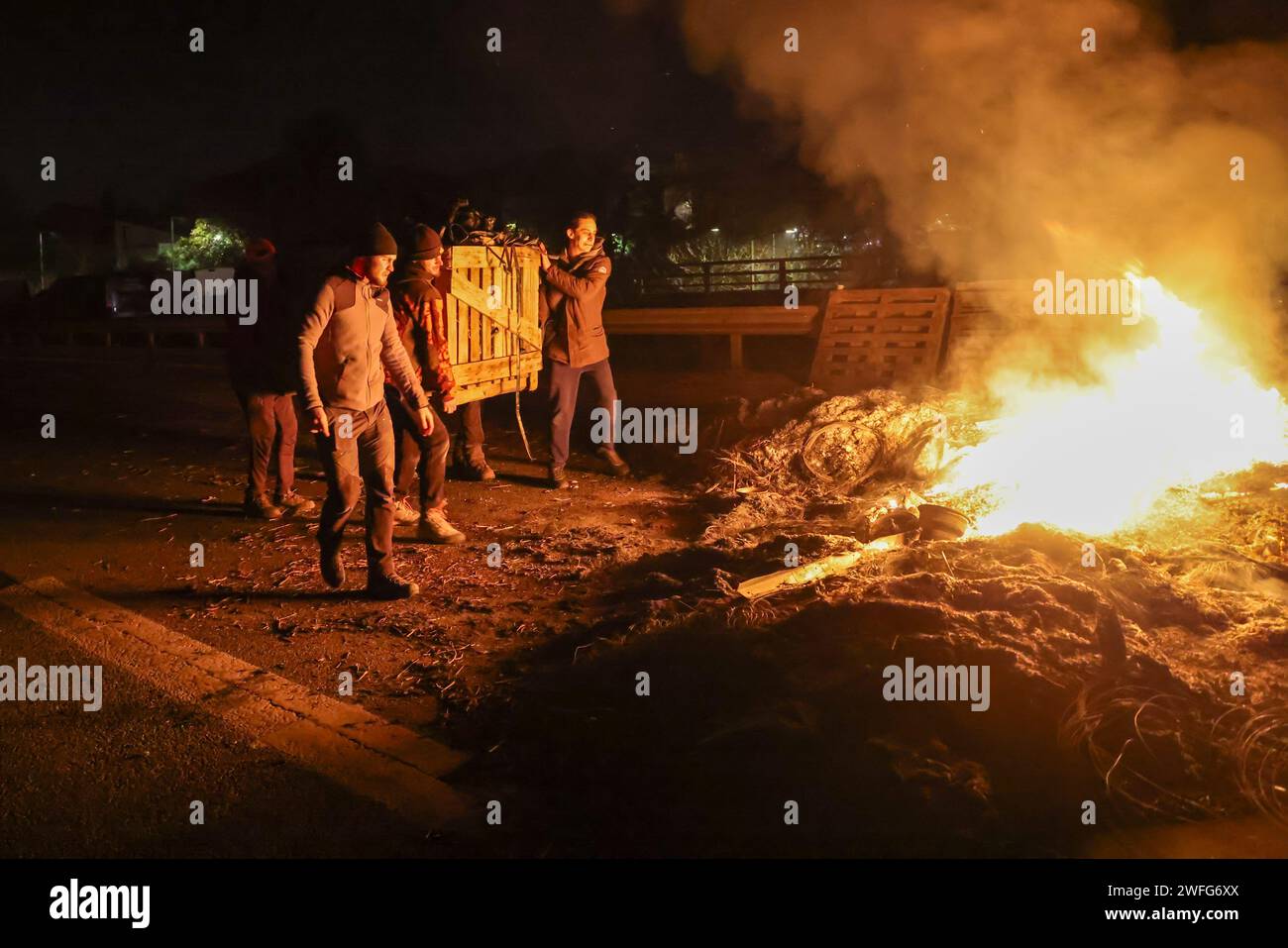 Marsiglia, Francia. 30 gennaio 2024. © PHOTOPQR/LA PROVENCE/Gilles Bader ; Marsiglia ; 30/01/2024 ; nuit avec les Agricteurs sur l A51 Marsiglia; 01/30/2024; l'autostrada A51 rimane bloccata in entrambe le direzioni allo svincolo con l'autostrada A8. Gli agricoltori continuano le loro azioni di protesta. Foto: Di notte con i contadini sull'autostrada A51. Credito: MAXPPP/Alamy Live News Foto Stock