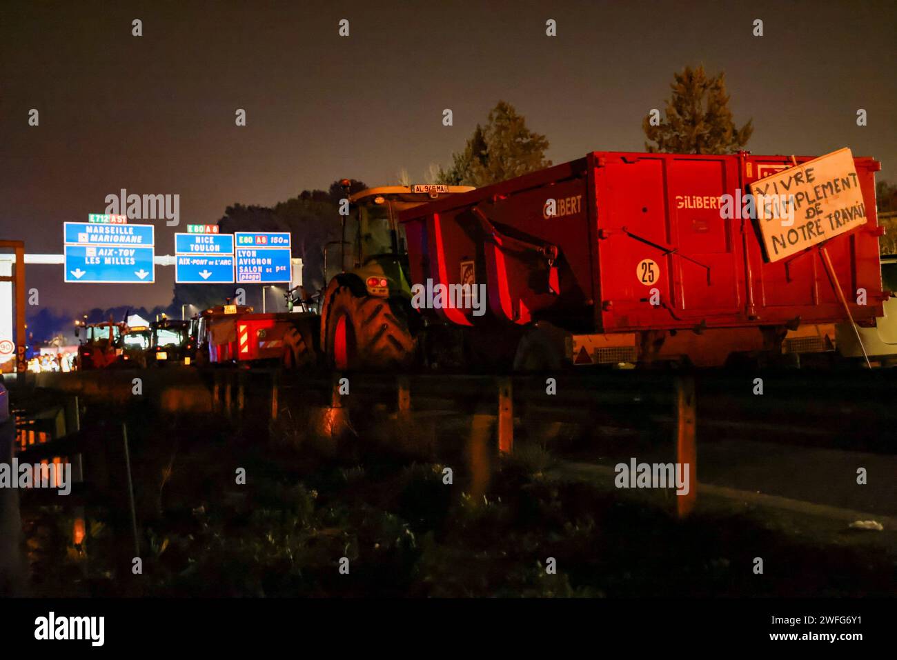 Marsiglia, Francia. 30 gennaio 2024. © PHOTOPQR/LA PROVENCE/Gilles Bader ; Marsiglia ; 30/01/2024 ; nuit avec les Agricteurs sur l A51 Marsiglia; 01/30/2024; l'autostrada A51 rimane bloccata in entrambe le direzioni allo svincolo con l'autostrada A8. Gli agricoltori continuano le loro azioni di protesta. Foto: Di notte con i contadini sull'autostrada A51. Credito: MAXPPP/Alamy Live News Foto Stock