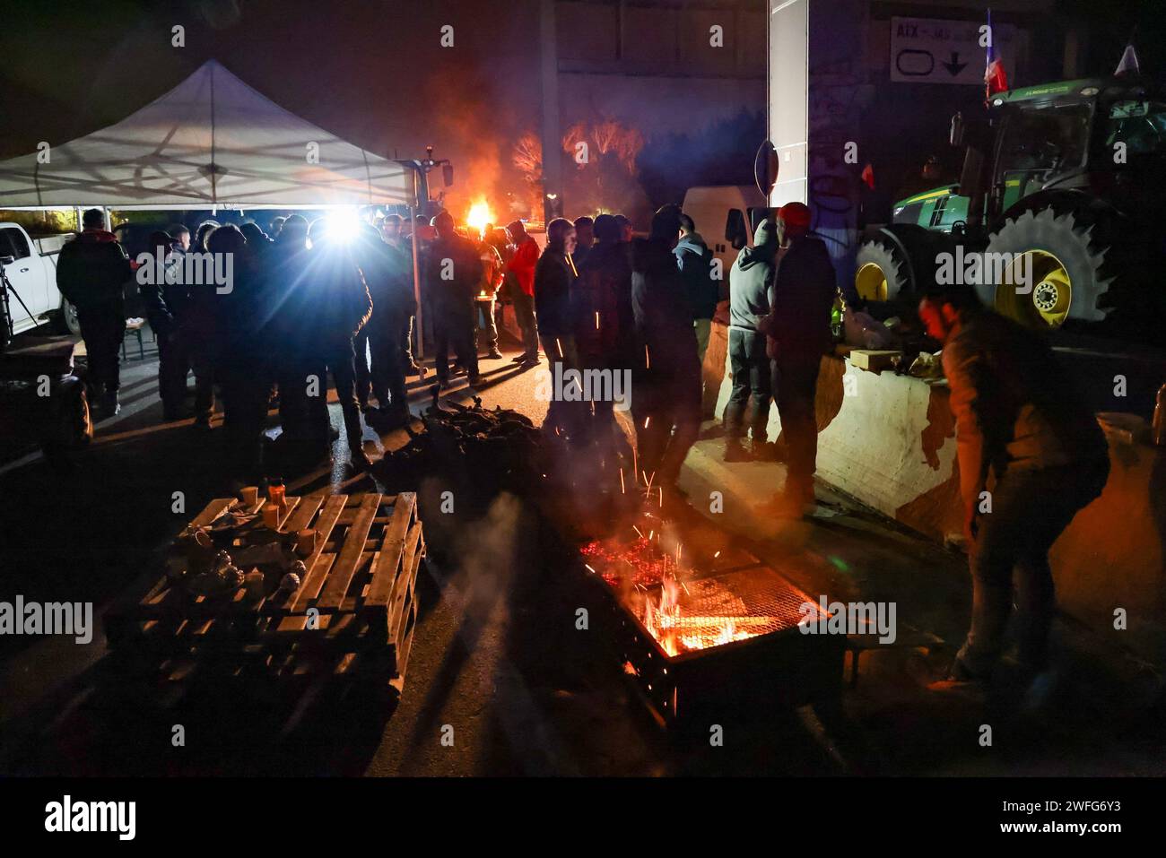 Marsiglia, Francia. 30 gennaio 2024. © PHOTOPQR/LA PROVENCE/Gilles Bader ; Marsiglia ; 30/01/2024 ; nuit avec les Agricteurs sur l A51 Marsiglia; 01/30/2024; l'autostrada A51 rimane bloccata in entrambe le direzioni allo svincolo con l'autostrada A8. Gli agricoltori continuano le loro azioni di protesta. Foto: Di notte con i contadini sull'autostrada A51. Credito: MAXPPP/Alamy Live News Foto Stock