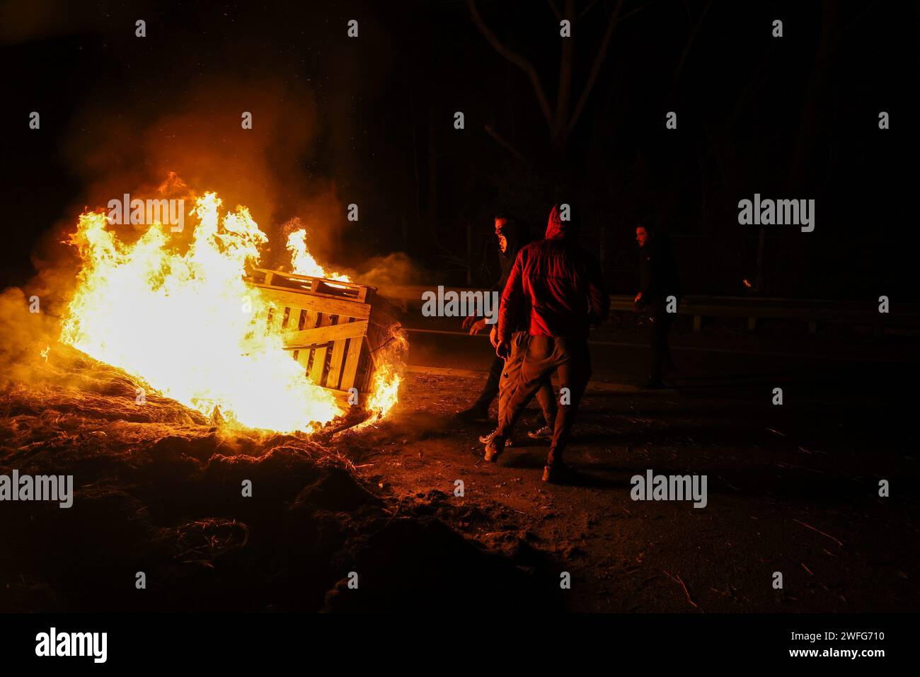 Marsiglia, Francia. 30 gennaio 2024. © PHOTOPQR/LA PROVENCE/Gilles Bader ; Marsiglia ; 30/01/2024 ; nuit avec les Agricteurs sur l A51 Marsiglia; 01/30/2024; l'autostrada A51 rimane bloccata in entrambe le direzioni allo svincolo con l'autostrada A8. Gli agricoltori continuano le loro azioni di protesta. Foto: Di notte con i contadini sull'autostrada A51. Credito: MAXPPP/Alamy Live News Foto Stock