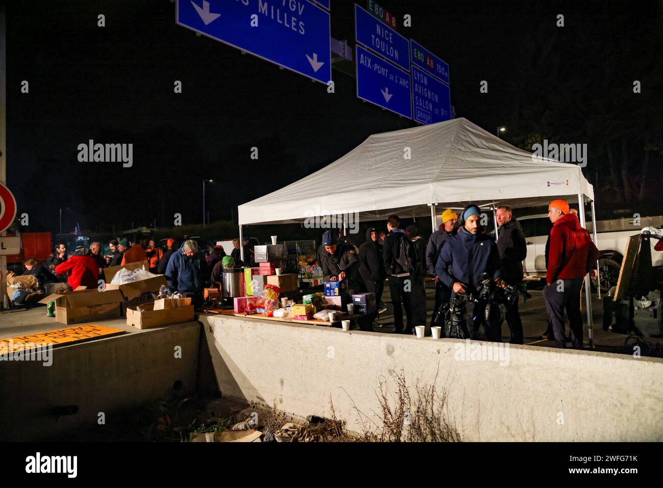 Marsiglia, Francia. 30 gennaio 2024. © PHOTOPQR/LA PROVENCE/Gilles Bader ; Marsiglia ; 30/01/2024 ; nuit avec les Agricteurs sur l A51 Marsiglia; 01/30/2024; l'autostrada A51 rimane bloccata in entrambe le direzioni allo svincolo con l'autostrada A8. Gli agricoltori continuano le loro azioni di protesta. Foto: Di notte con i contadini sull'autostrada A51. Credito: MAXPPP/Alamy Live News Foto Stock