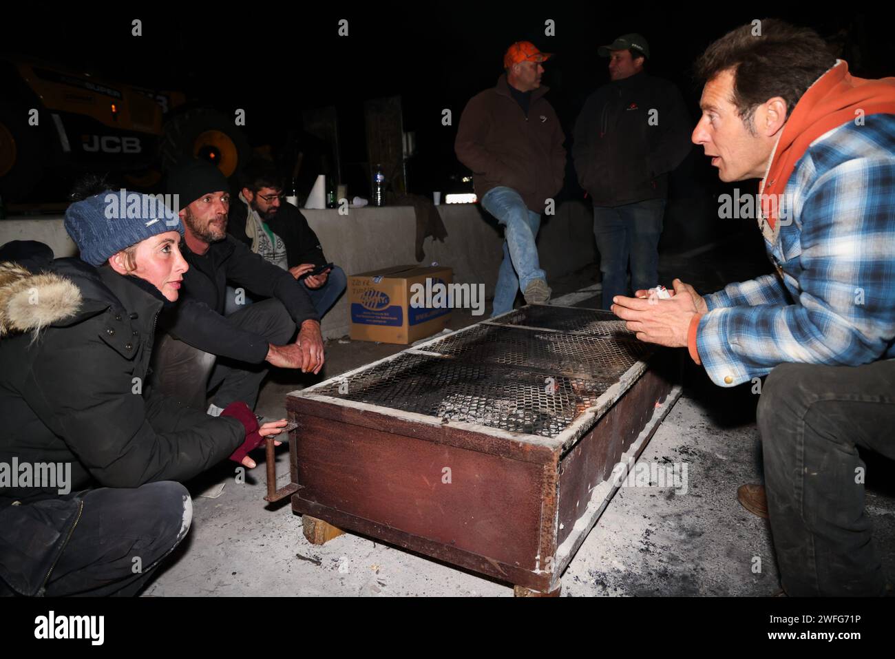 Marsiglia, Francia. 30 gennaio 2024. © PHOTOPQR/LA PROVENCE/Gilles Bader ; Marsiglia ; 30/01/2024 ; nuit avec les Agricteurs sur l A51 Marsiglia; 01/30/2024; l'autostrada A51 rimane bloccata in entrambe le direzioni allo svincolo con l'autostrada A8. Gli agricoltori continuano le loro azioni di protesta. Foto: Di notte con i contadini sull'autostrada A51. Credito: MAXPPP/Alamy Live News Foto Stock