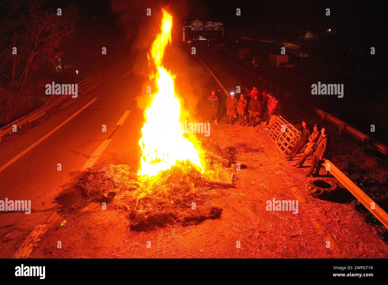 Marsiglia, Francia. 30 gennaio 2024. © PHOTOPQR/LA PROVENCE/Gilles Bader ; Marsiglia ; 30/01/2024 ; nuit avec les Agricteurs sur l A51 Marsiglia; 01/30/2024; l'autostrada A51 rimane bloccata in entrambe le direzioni allo svincolo con l'autostrada A8. Gli agricoltori continuano le loro azioni di protesta. Foto: Di notte con i contadini sull'autostrada A51. Credito: MAXPPP/Alamy Live News Foto Stock