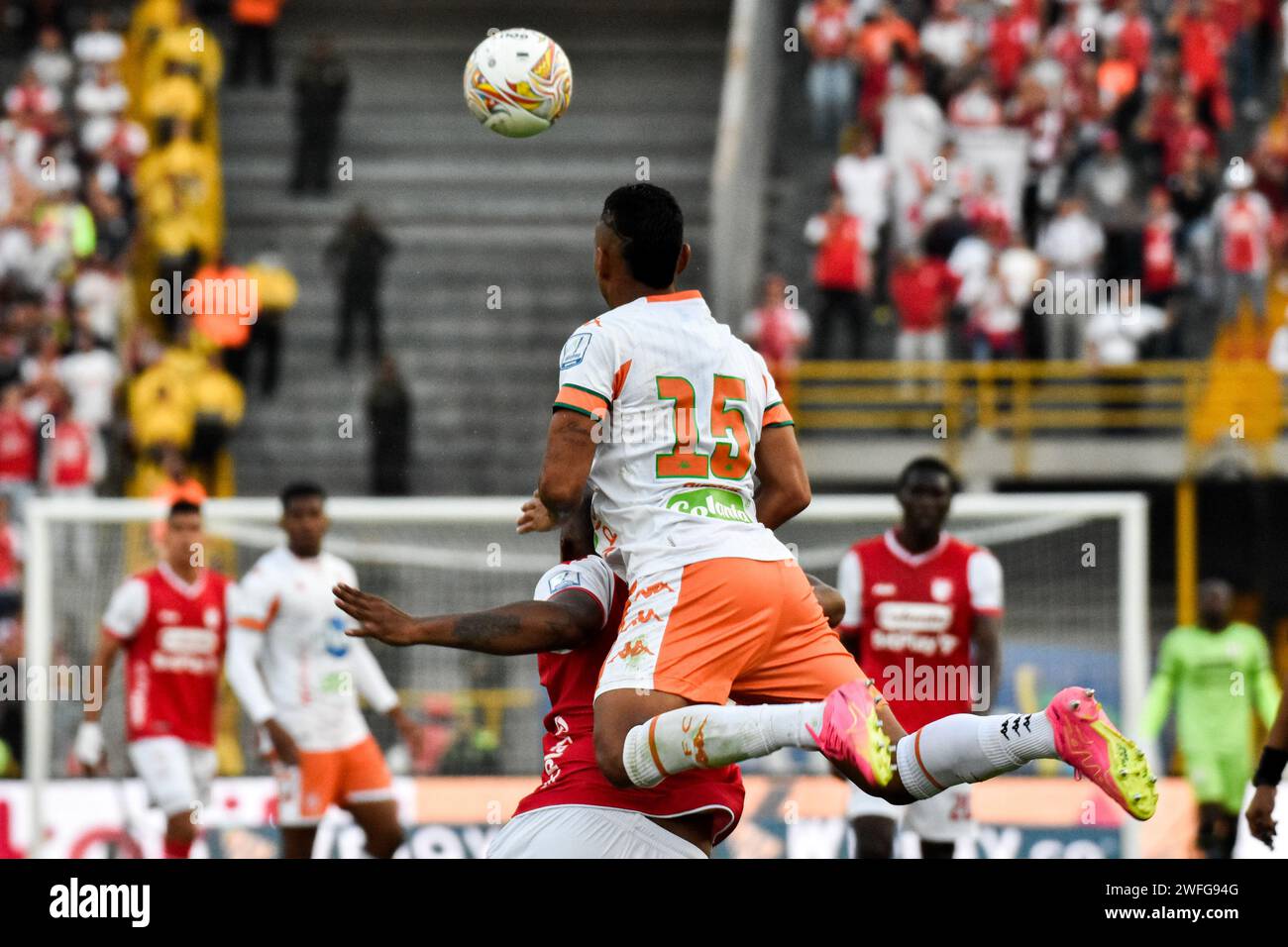 Bogotà, Colombia. 27 gennaio 2024. L'Envigado FC Geindry Steven Cuervo vince una gara per un colpo di testa durante il BetPlay Dimayor League match tra Independiente Santa Fe (3) e Envigado FC (1) il 27 gennaio 2024, a Bogotà, Colombia. Foto di: Cristian Bayona/Long Visual Press Credit: Long Visual Press/Alamy Live News Foto Stock