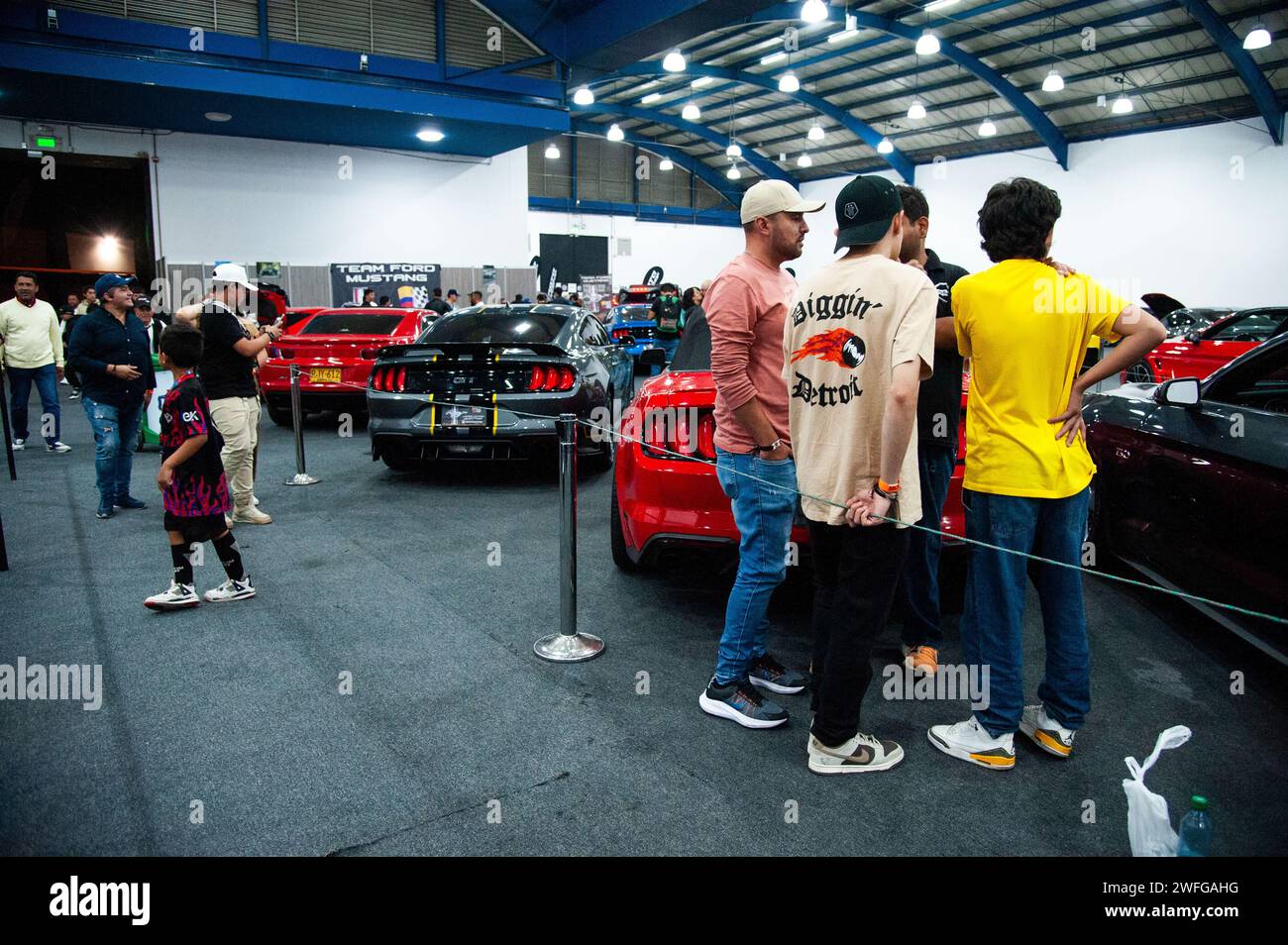 Bogotà, Colombia. 27 gennaio 2024. Un gruppo di persone si riunisce per guardare le muscle car durante l'MCM Show 2024 a Bogotà, Colombia, dove appassionati e collezionisti di automobili si riuniscono per apprezzare la cultura automobilistica colombiana intorno a tuning, supercar e classici, il 27 gennaio 2024. Foto di: Chepa Beltran/Long Visual Press Credit: Long Visual Press/Alamy Live News Foto Stock