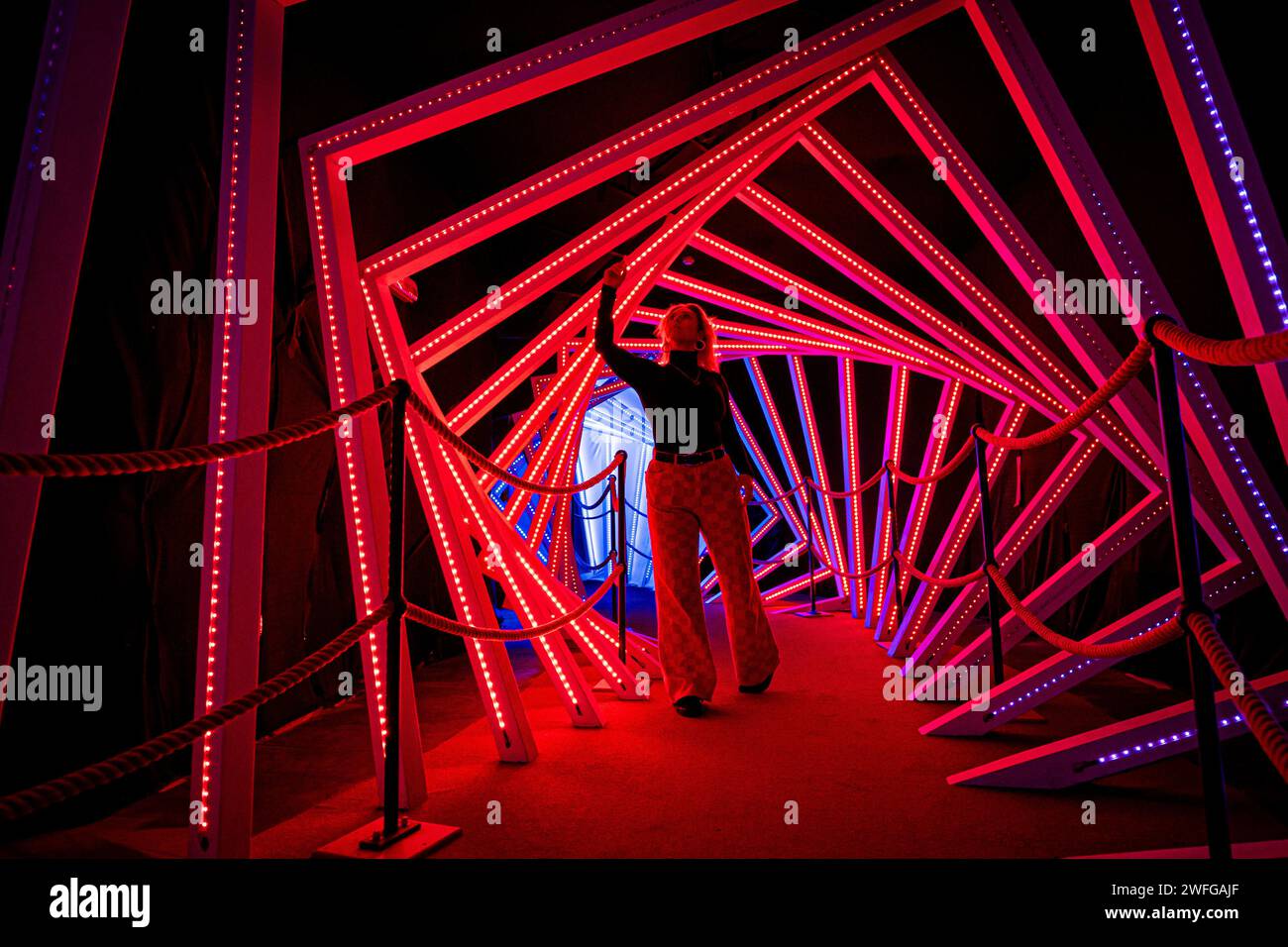 I controlli finali e i ritocchi finali vengono effettuati presso l'installazione artistica immersiva e fantasy, OUTERverse, al Wake the Tiger di Bristol, prima dell'apertura al pubblico il 2 febbraio. Data immagine: Martedì 30 gennaio 2024. Foto Stock