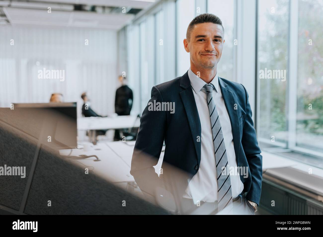 Ritratto di un giovane uomo d'affari sicuro di fiducia in ufficio Foto Stock