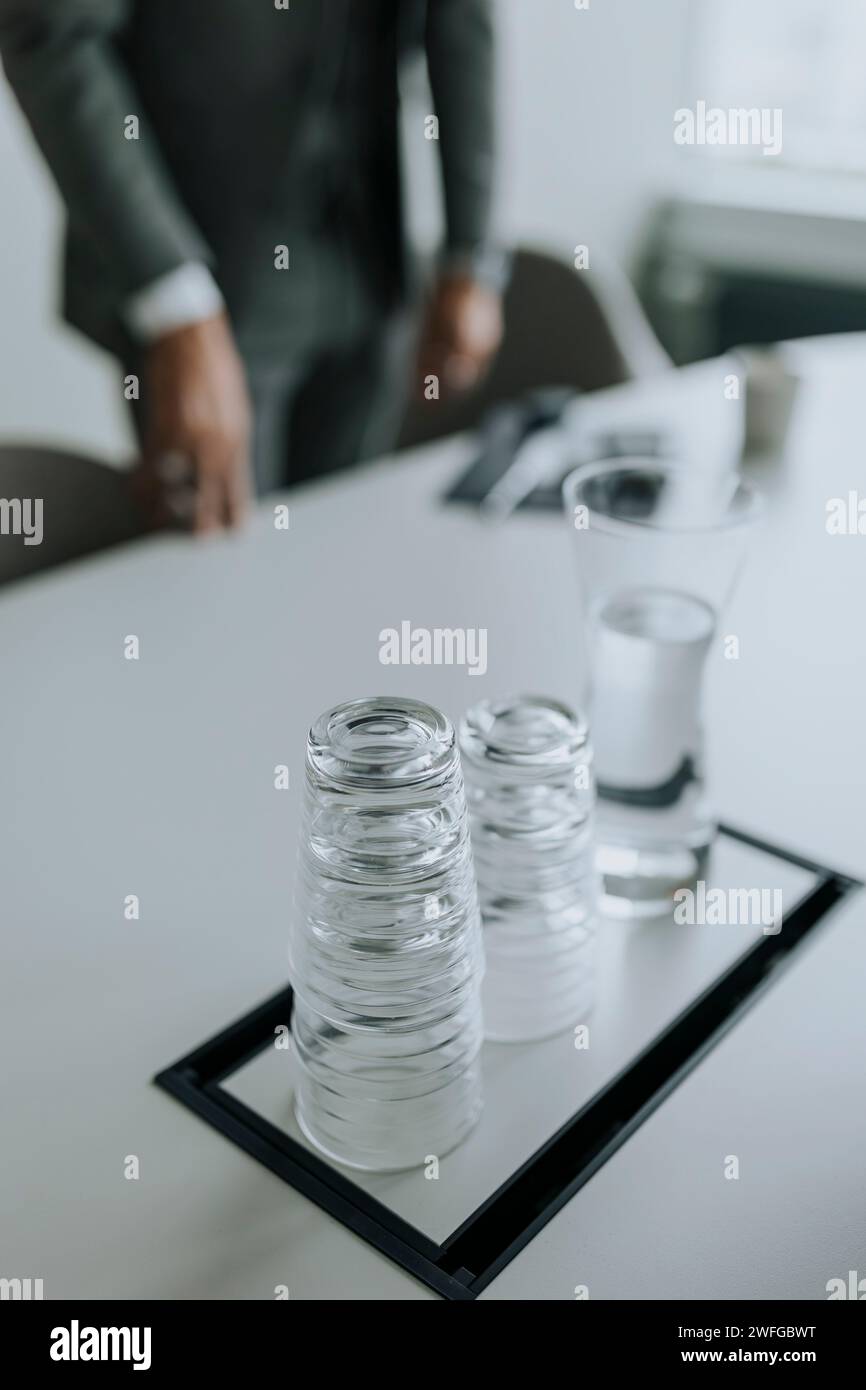 Vista dall'alto del bicchiere sul tavolo da conferenza nella sala riunioni Foto Stock