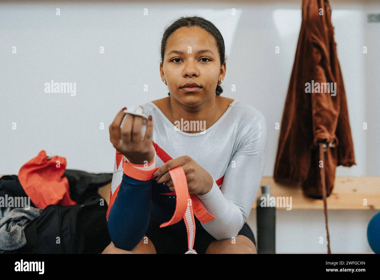 Ritratto di un'atleta adolescente seduta nello spogliatoio Foto Stock