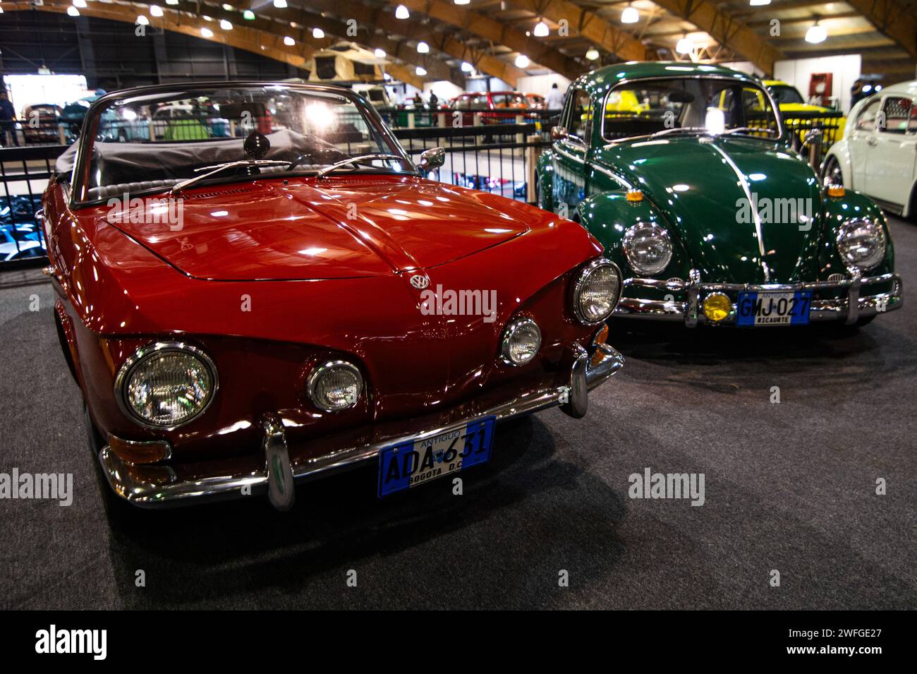 Bogotà, Colombia. 28 gennaio 2024. Diversi Volkswagen, tra cui Beetles, sono stati visti all'MCM Show 2024 a Bogotà, Colombia, il 28 gennaio 2024, dove appassionati di automobili e collezionisti si stanno radunando per apprezzare la cultura automobilistica colombiana, che include tuning, supercar e classici. (Foto di Sebastian Barros/NurPhoto) credito: NurPhoto SRL/Alamy Live News Foto Stock