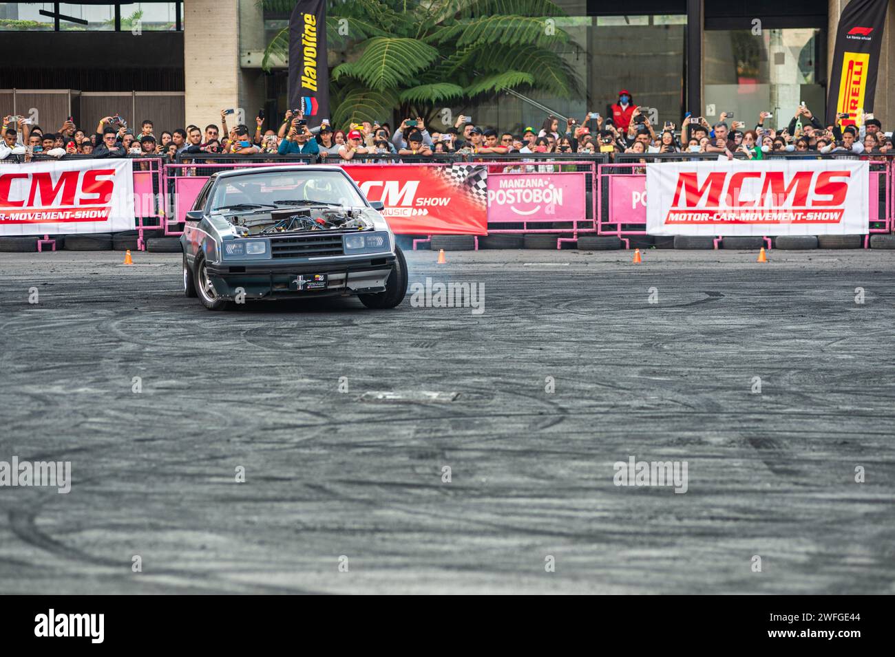 Bogotà, Colombia. 28 gennaio 2024. Una Fox Body Mustang del 1979 si esibisce in uno spettacolo di drift al MCM Show 2024 a Bogotà, Colombia, il 28 gennaio 2024, dove appassionati e collezionisti di automobili si riuniscono per apprezzare la cultura automobilistica colombiana, tra cui tuning, supercar e classici. (Foto di Sebastian Barros/NurPhoto)0 crediti: NurPhoto SRL/Alamy Live News Foto Stock