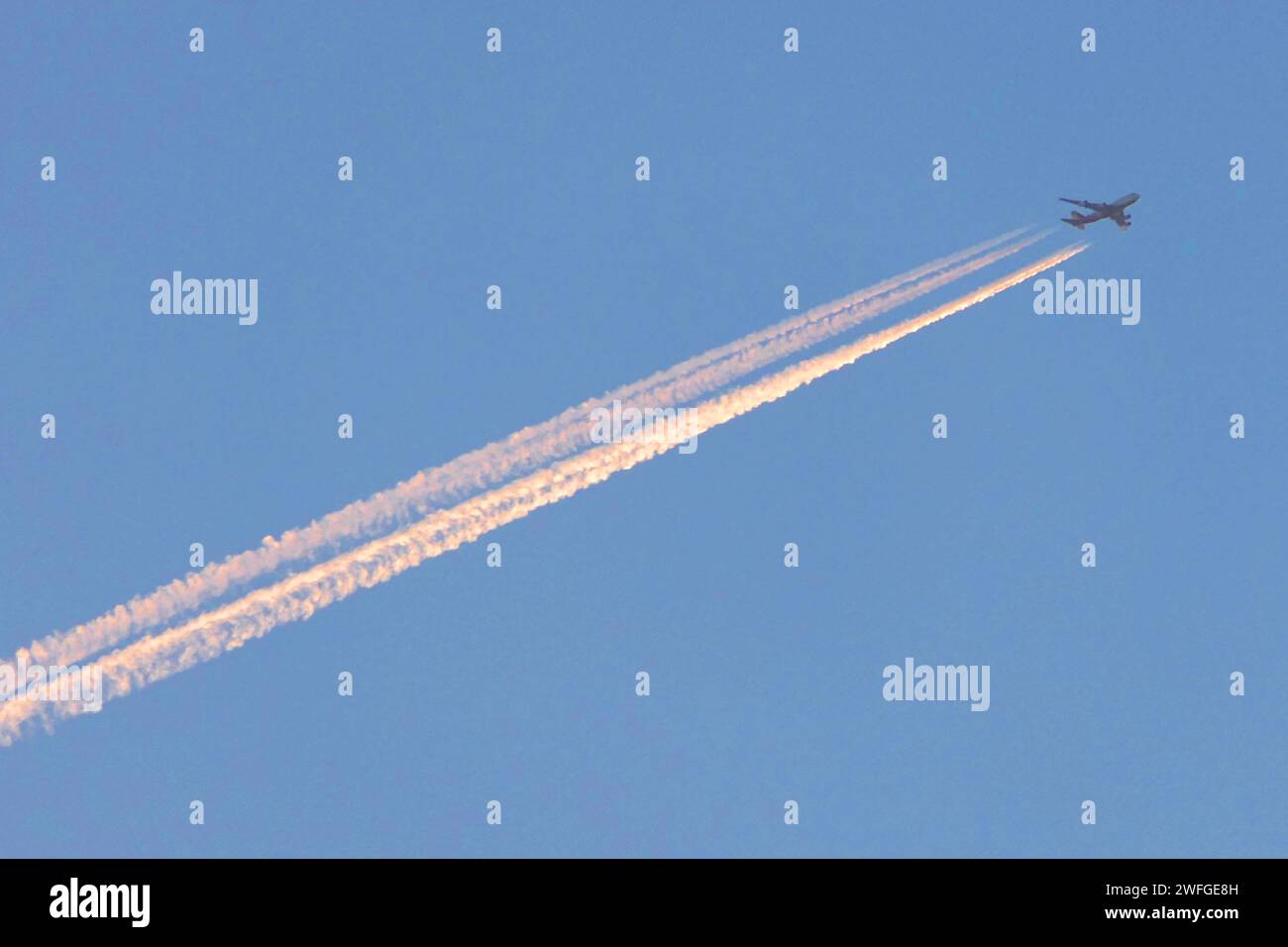 Yantai, Cina. 31 gennaio 2024. Un aereo di linea civile sta lasciando una lunga contraglia nel cielo a Yantai, in Cina, il 7 gennaio 2024. (Foto di Costfoto/NurPhoto) credito: NurPhoto SRL/Alamy Live News Foto Stock