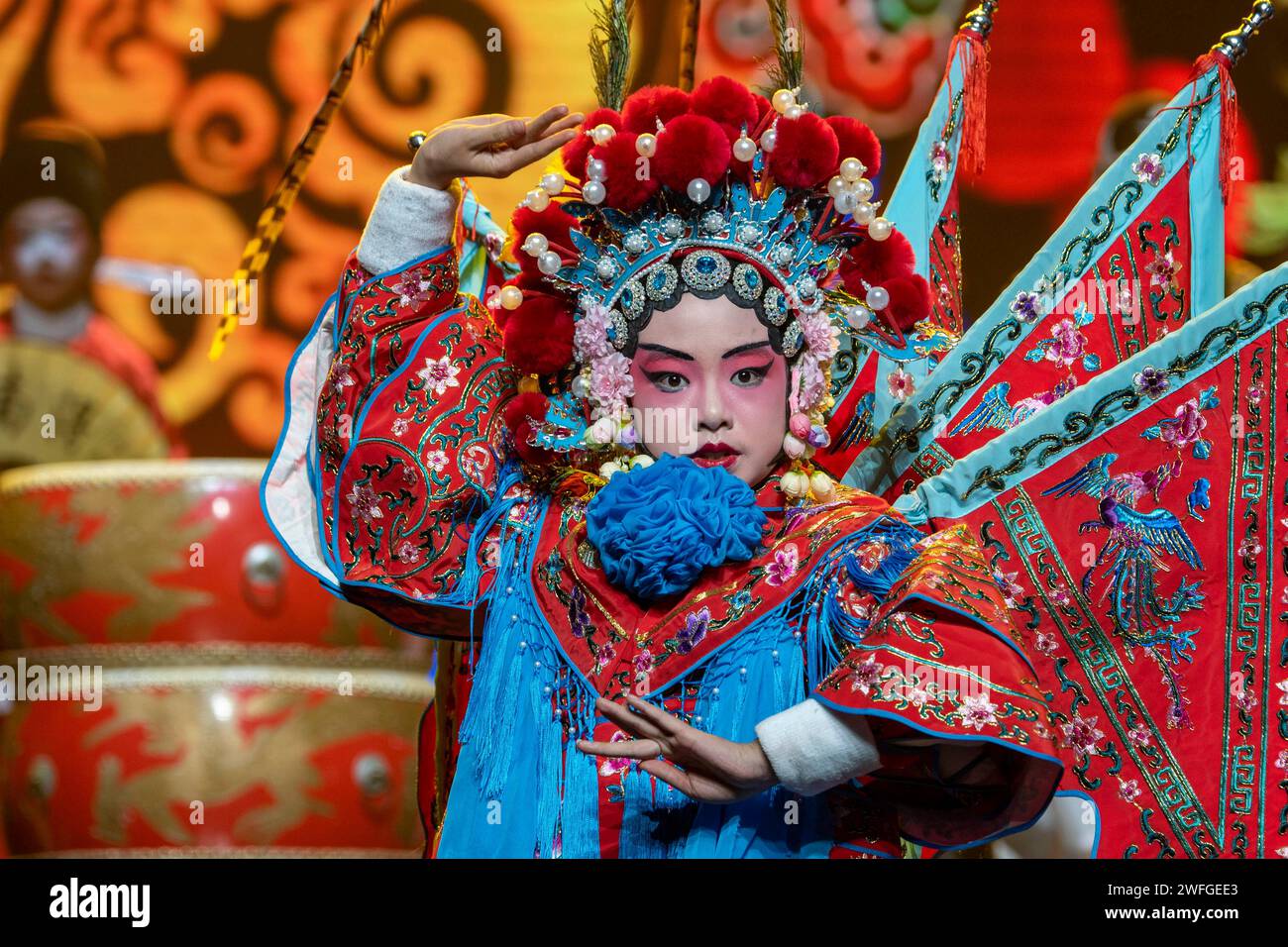 Gli studenti delle scuole primarie stanno eseguendo la Peking Opera sul palco del Children's Spring Festival Gala a hai'an, in Cina, il 30 gennaio 2024. (Foto di Costfoto/NurPhoto) credito: NurPhoto SRL/Alamy Live News Foto Stock