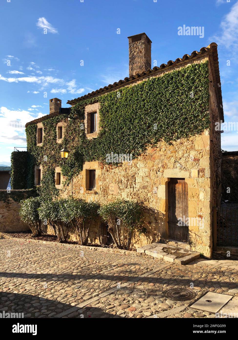 Tradizionale facciata in pietra con edera. Vecchio quarto di amici. Girona Foto Stock