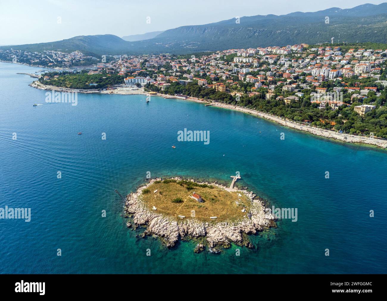 Vista aerea della costa marina e della località di villeggiatura estiva di Novi Vinodolski, Croazia Foto Stock
