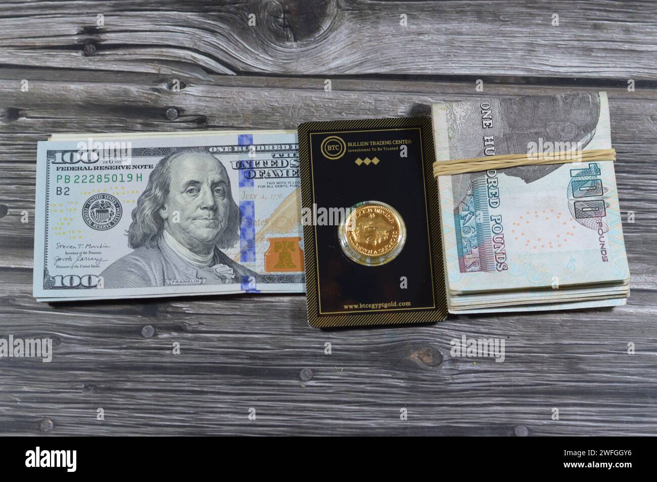 Cairo, Egitto, gennaio 29 2024: Il denaro americano ed egiziano e il sovrano, una moneta d'oro britannica, una sterlina, una moneta da lingotti, George e la Foto Stock