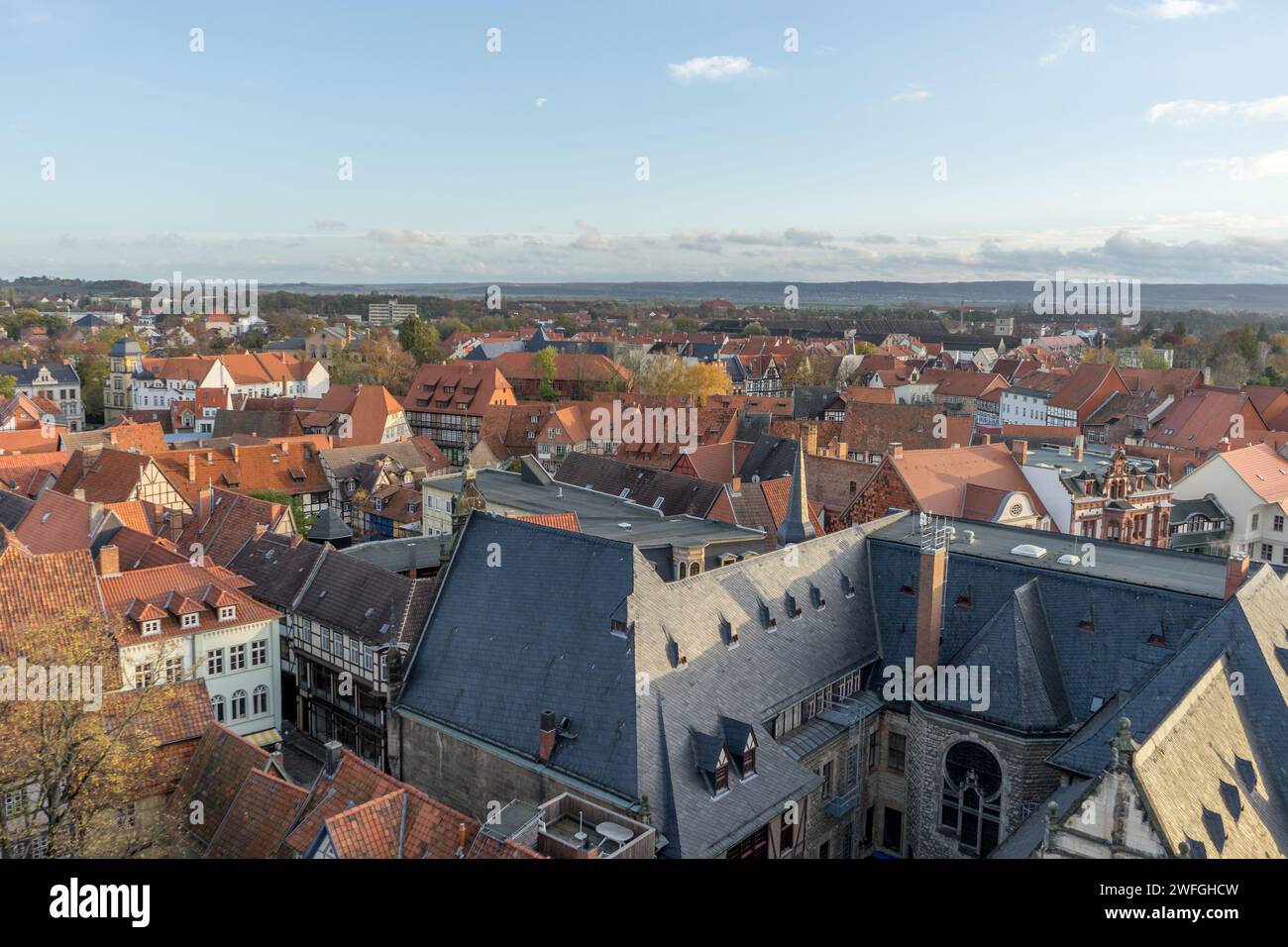 Vista sulla città vecchia di Quedlinburg in serata Foto Stock