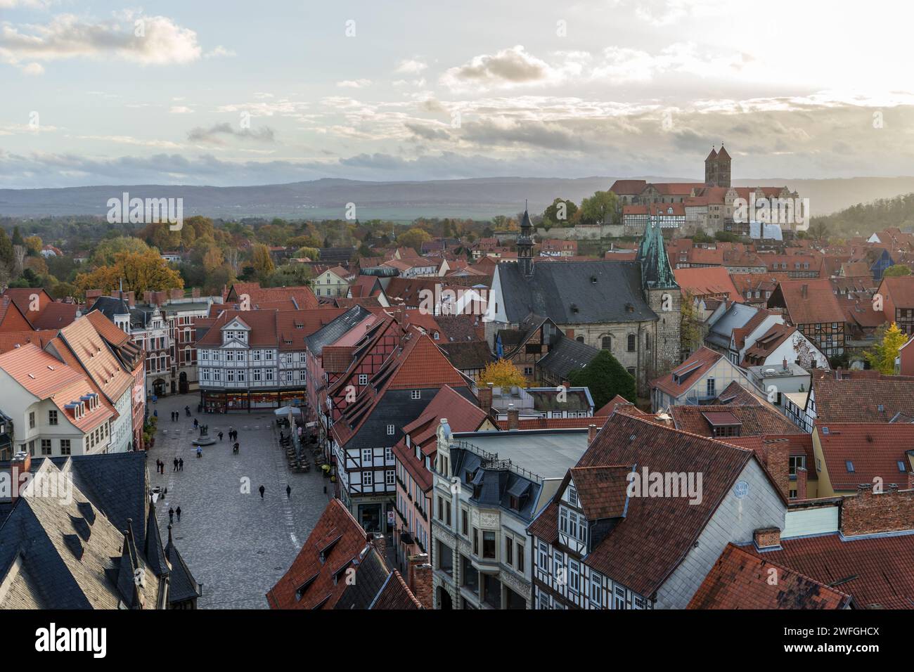 Vista sulla città vecchia di Quedlinburg, la cattedrale e il castello in serata Foto Stock