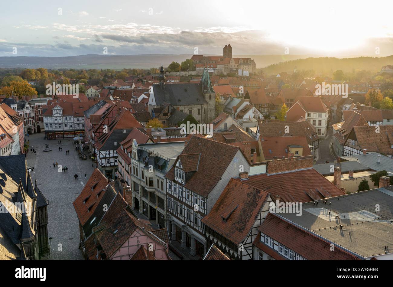 Vista sulla città vecchia di Quedlinburg, la cattedrale e il castello in serata Foto Stock
