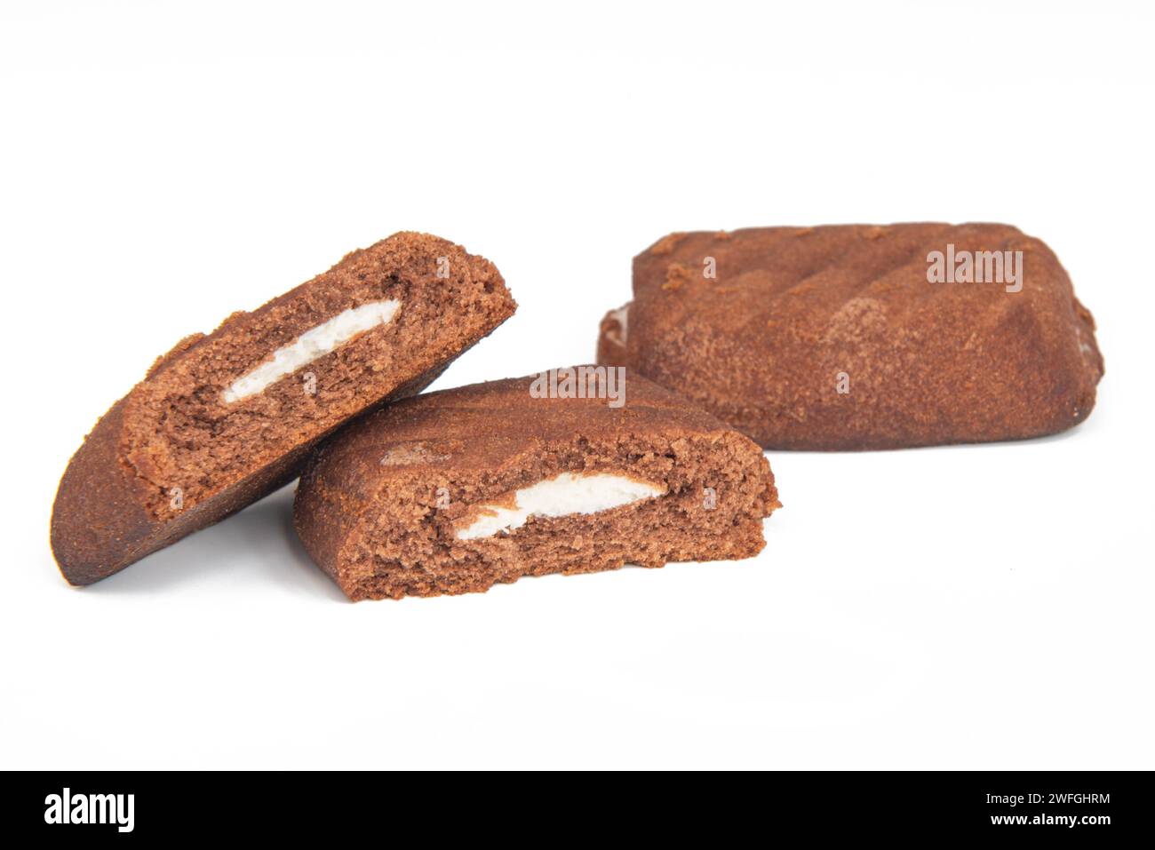 biscotti al cioccolato con limatura di crema isolati su sfondo bianco Foto Stock