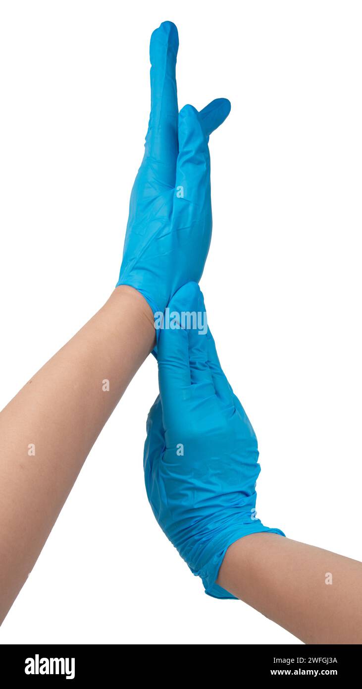 Medico che indossa guanti in nitrile blu isolati su sfondo bianco Foto Stock